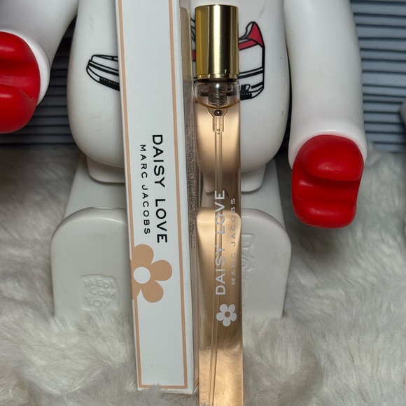 Marc Jacobs Daisy Love Eau de Toilette Travel Spray 0.3 oz - Picture 1 of 8